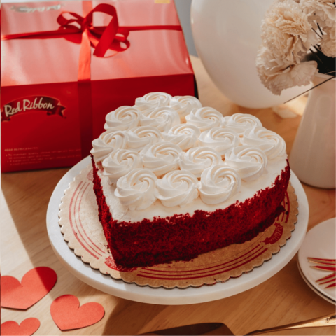 Red Ribboned White Flower Cake